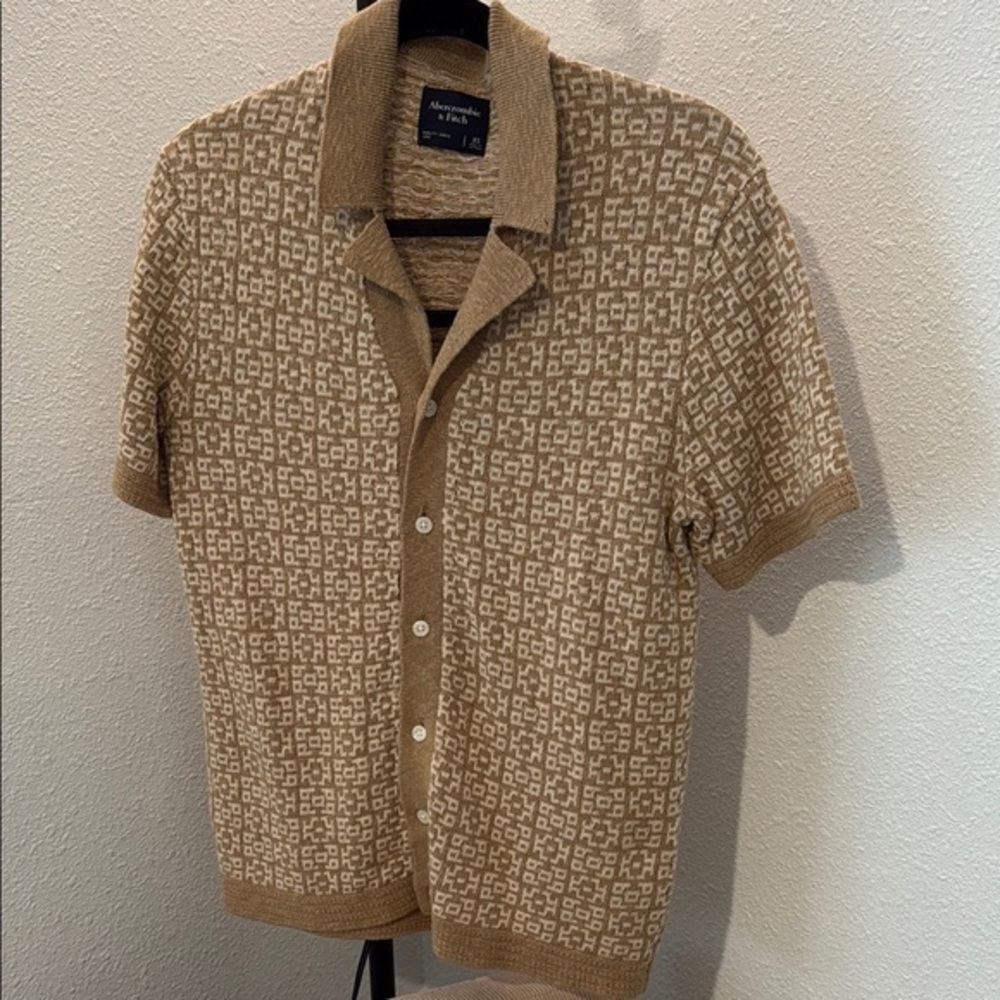 Abercrombie & Fitch Tan and Cream Short-Sleeve Knit Button-Up Sweater